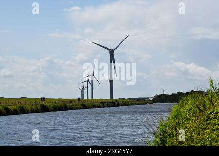 Julianadorp, Niederlande. 27. Juli 2023. Moderne Windturbinen entlang eines Kanals in Nordholland. Hochwertiges Foto Stockfoto