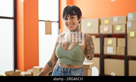 Hispanische Frau mit amputierten Zweig-E-Commerce-Mitarbeitern, die selbstbewusst im Büro stehen Stockfoto