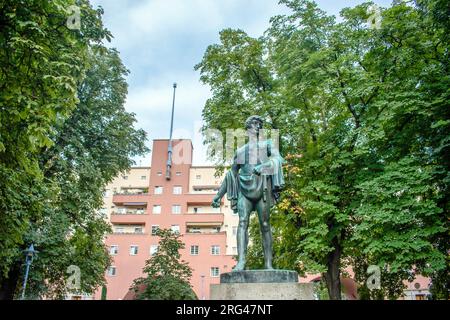 Wien, Österreich. 06. August 2023: Skulptur "der Sämann" von Otto Hofner, Karl-Marx-Hof mit Wohnkomplex und den längsten einzelnen Wohngebäuden in Stockfoto