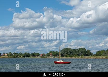 Wolken, Boot, Küste, Schlei bei Maasholm, Schleswig-Holstein, Deutschland Stockfoto