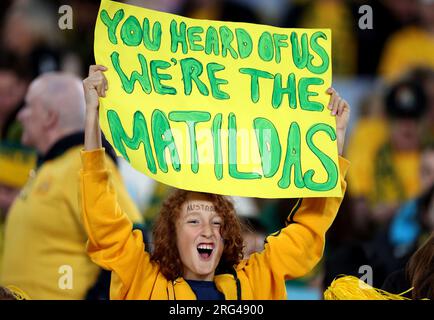 Sydney, Australien. 7. Aug. 2023. Ein Zuschauer jubelt vor dem Spiel 16 zwischen Australien und Dänemark bei der FIFA Women's World Cup 2023 in Sydney, Australien, am 7. August 2023. Kredit: Zhang Chen/Xinhua/Alamy Live News Stockfoto