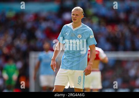 LONDON, Vereinigtes Königreich - 6. August 2023: Erling Haaland aus Manchester City schaut während des FA Community Shield-Spiels zwischen Arsenal und Manchester City in Wem zu Stockfoto