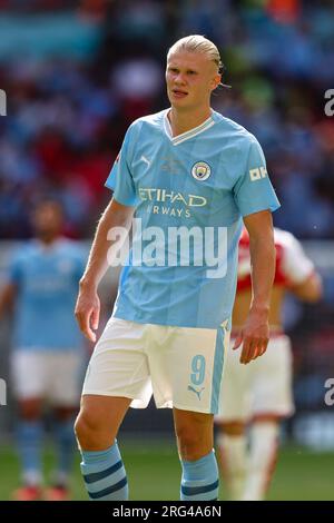 LONDON, Vereinigtes Königreich - 6. August 2023: Erling Haaland aus Manchester City schaut während des FA Community Shield-Spiels zwischen Arsenal und Manchester City in Wem zu Stockfoto