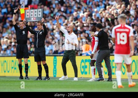 LONDON, UK - 6. August 2023: Manchester City Manager Pep Guardiola ruft während der FA Community Shie Anweisungen aus dem Technikbereich an sein Team Stockfoto