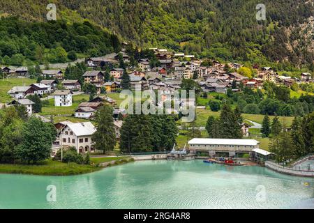 Blick von oben auf den Bergsee Brusson und die kleine Stadt am Fuße der Berge im Aosta-Tal, Italien. Stockfoto