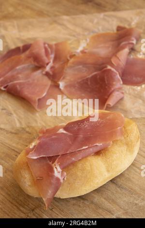 Zubereitung von rohem Schinken-Sandwich mit Scheiben Sandwichbrot Stockfoto