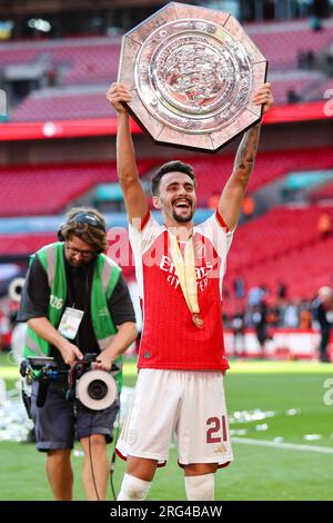 LONDON, Vereinigtes Königreich - 6. August 2023: Fabio Vieira von Arsenal feiert mit der Trophäe nach dem FA Community Shield-Spiel zwischen Arsenal und Manchester City Stockfoto