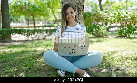 Eine Frau aus dem Nahen Osten, die im Park einen Laptop benutzt Stockfoto