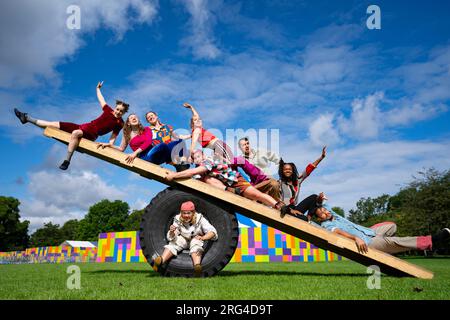 Edinburgh, Schottland, Großbritannien. 7. August 2023. Mitglieder des Revel Puck Circus führen Balanceakte im Circus Hub on the Meadows in Edinburgh durch, und ihre Edinburgh Fringe Show The Wing Scuffle Spectacular läuft den ganzen August über. Iain Masterton/Alamy Live News Stockfoto