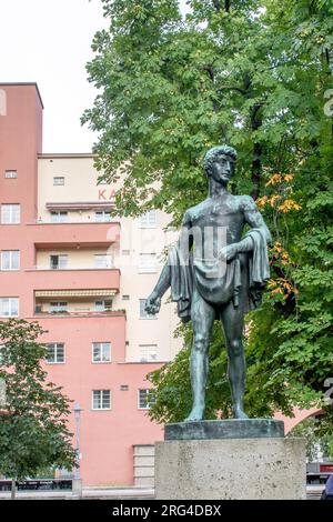 Wien, Österreich. 06. August 2023: Skulptur "der Sämann" von Otto Hofner, Karl-Marx-Hof mit Wohnkomplex und den längsten einzelnen Wohngebäuden in Stockfoto