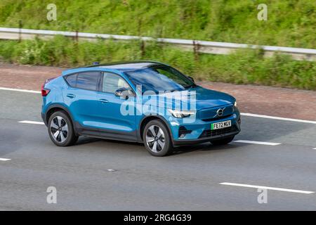 2022 Blue Volvo C40 Core Charge EV; Fahrt mit hoher Geschwindigkeit auf der Autobahn M6 im Großraum Manchester, Großbritannien Stockfoto