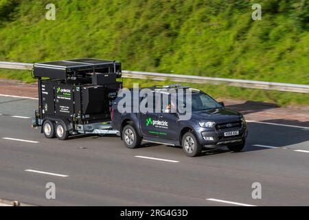 ProElectric ProPower Solar Hybrid Generator; Smart Clean Technology Unit wird von 2018 Ford Ranger Wildtrak 4X4 DCB T gezogen; Fahrt mit hoher Geschwindigkeit auf der Autobahn M6 im Großraum Manchester, Großbritannien Stockfoto