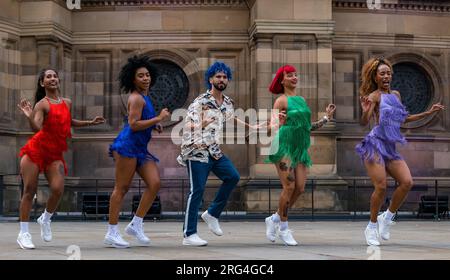 Edinburgh, Schottland, Vereinigtes Königreich, 07. August 2023. Havanna Street Party: Bunte kubanische Tänzer leuchten auf dem Bristo Square vor der McEwan Hall auf. Havana Street Party, die lebhafte Tanzshow aus Kuba, bietet Salsa, Rumba und Street Dance. Die Show zeigt Tänzerinnen und Tänzer aus einer Reihe kubanischer Tanzgruppen. Sally Anderson/Alamy Live News Stockfoto