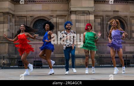 Edinburgh, Schottland, Vereinigtes Königreich, 07. August 2023. Havanna Street Party: Bunte kubanische Tänzer leuchten auf dem Bristo Square vor der McEwan Hall auf. Havana Street Party, die lebhafte Tanzshow aus Kuba, bietet Salsa, Rumba und Street Dance. Die Show zeigt Tänzerinnen und Tänzer aus einer Reihe kubanischer Tanzgruppen. Sally Anderson/Alamy Live News Stockfoto