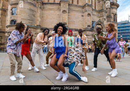 Edinburgh, Schottland, Vereinigtes Königreich, 07. August 2023. Havana Street Party: Farbenfrohe kubanische Tänzer beleuchten den Bristo Square vor der McEwan Hall. Havana Street Party, die spektakuläre Tanzshow aus Kuba, bietet Salsa, Rumba und Straßentanz. Die Show zeigt Tänzer der kubanischen Gruppen Los Datway, Danza Contemporanea de Cuba, Ballet Rakatan und Ballett Revolucion. Kredit: Sally Anderson/Alamy Live News Stockfoto