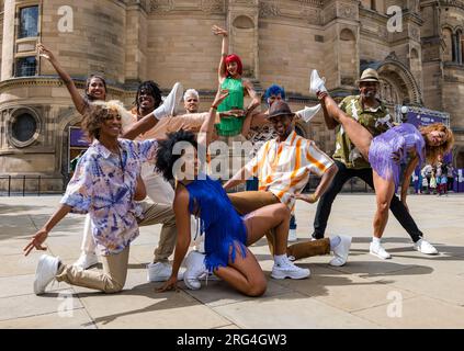 Edinburgh, Schottland, Vereinigtes Königreich, 07. August 2023. Havanna Street Party: Bunte kubanische Tänzer leuchten auf dem Bristo Square vor der McEwan Hall auf. Havana Street Party, die lebhafte Tanzshow aus Kuba, bietet Salsa, Rumba und Street Dance. Die Show zeigt Tänzerinnen und Tänzer aus einer Reihe kubanischer Tanzgruppen. Sally Anderson/Alamy Live News Stockfoto