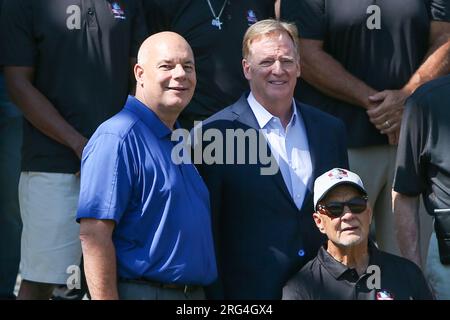 Canton, Ohio, USA. 4. Aug. 2023. NFL-kommissar Roger Goodell (R) posiert für Fotos auf der Centennial Plaza. (Kreditbild: © Debby Wong/ZUMA Press Wire) NUR REDAKTIONELLE VERWENDUNG! Nicht für den kommerziellen GEBRAUCH! Stockfoto