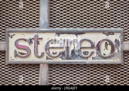 Nahaufnahme einer Vintage-Jukebox mit der Metall-Text-Stereoanlage Stockfoto