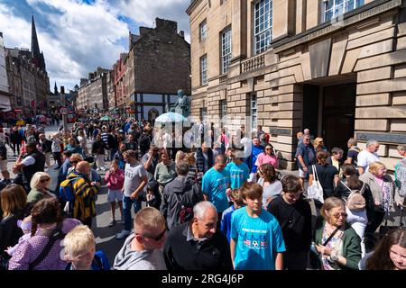 Edinburgh, Schottland, Großbritannien. 7. August 2023. Gutes Wetter brachte Tausende von Besuchern auf die Straßen von Edinburgh während der Fringe und internationalen Festivals. Die Royal Mile und der Rasenmarkt waren voller Besucher und Touristen. Iain Masterton/Alamy Live News Stockfoto