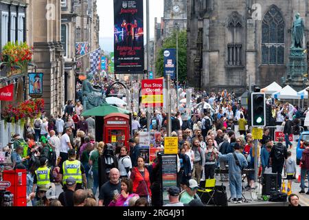 Edinburgh, Schottland, Großbritannien. 7. August 2023. Gutes Wetter brachte Tausende von Besuchern auf die Straßen von Edinburgh während der Fringe und internationalen Festivals. Die Royal Mile und der Rasenmarkt waren voller Besucher und Touristen. Iain Masterton/Alamy Live News Stockfoto