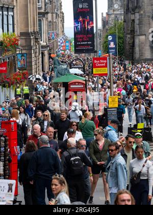 Edinburgh, Schottland, Großbritannien. 7. August 2023. Gutes Wetter brachte Tausende von Besuchern auf die Straßen von Edinburgh während der Fringe und internationalen Festivals. Die Royal Mile und der Rasenmarkt waren voller Besucher und Touristen. Iain Masterton/Alamy Live News Stockfoto