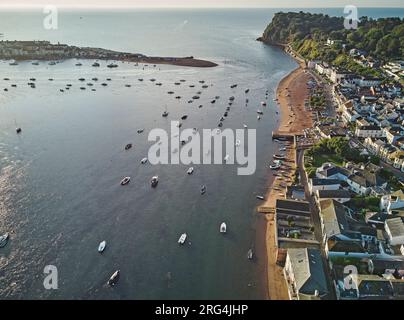 Ein Luftblick auf Teignmouth Hafen und die Mündung des Flusses Teign, Blick über Shaldon und in Richtung Meer; Teignmouth, Devon, Großbritannien Stockfoto