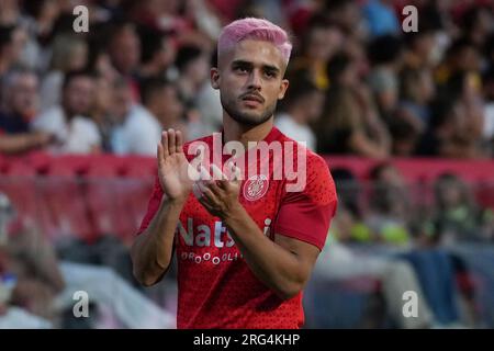 Girona, Spanien. 06. Aug. 2023. Yan Couto vom Girona FC begrüßt die Fans während des Costa Brava Cup-Spiels vor der Saison zwischen dem Girona FC und SS Lazio, das am 6. August 2023 im Montilivi Stadium in Girona, Spanien, gespielt wurde. (Foto: Alex Carreras/PRESSINPHOTO) Kredit: PRESSINPHOTO SPORTS AGENCY/Alamy Live News Stockfoto