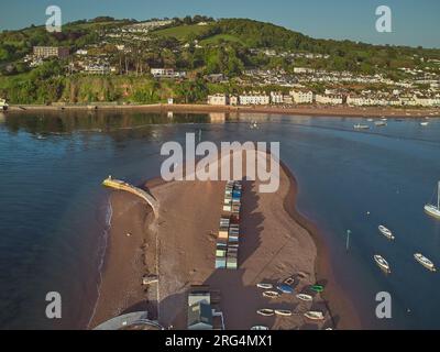 Ein Luftblick über die Mündung des Flusses Teign, der die Flussmündung Sandbank zeigt, und Blick auf Shaldon, Teignmouth, Devon, Großbritannien. Stockfoto