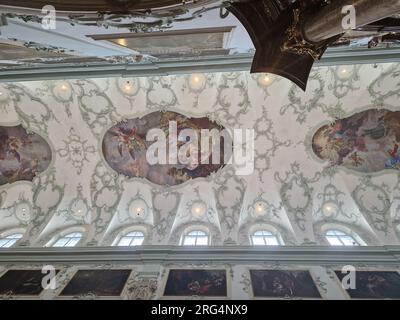 Die Peterskirche in Salzburg in Österreich. Kunstvolle Decke der St. Peters Abteikirche. Stockfoto