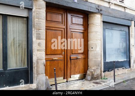 Zwei der letzten vier romanischen Säulen, die heute in Paris existieren - die Saint-Aignan-Kapelle (wahrscheinlich der Ort, an dem Heloise und Abelard geheiratet haben) - Paris Stockfoto