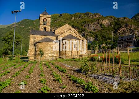 Kirche Sant Feliu de Barruera mit Gemüsebeet vor dem Hotel (Boí-Tal, Lleida, Katalonien, Spanien) ESP Iglesia de Sant Feliu de Barruera y huerto Stockfoto