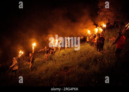 Abstieg des Falles de Durro Feuerfestes von der Einsiedlung Sant Quirc in die Stadt (Ribagorcka, Lleida, Katalonien, Spanien, Pyrenäen) Stockfoto