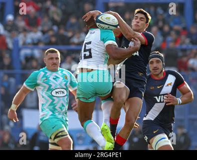 Argentiniens Los Pumas Santiago Carreras (2.-R) und Südafrikas Springbooks Damian Willemse (C) wetteifern während ihres Testspiels der Rugby Union vor der nächsten Rugby-Weltmeisterschaft 2023 um den Ball, im Jose Amalfitani Stadion in Buenos Aires am 5. August 2023. (Foto: Alejandro Pagni / PHOTOxPHOTO) Stockfoto