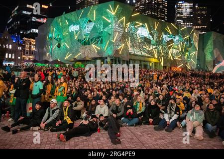 Melbourne, Australien, 7. August 2023. Auf dem voll besetzten Federation Square finden Hunderte von Fußballfans Platz, während sie bei der FIFA Frauen-Weltmeisterschaft voller Angst zusehen, wie die Matildas gegen Dänemark antreten. Kredit: Jay Kogler/Alamy Live News Stockfoto