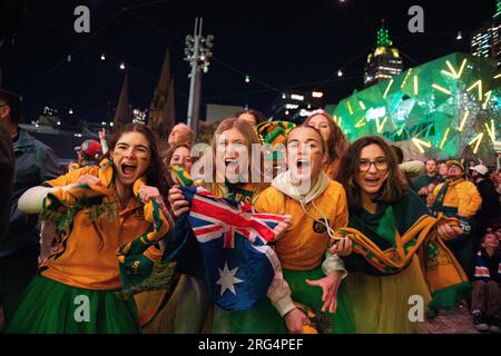 Melbourne, Australien, 7. August 2023. Fans, die das Spiel zwischen den Matildas und Dänemark auf dem Federation Square verfolgen, feiern Australiens zweites Tor des Spiels. Kredit: Jay Kogler/Alamy Live News Stockfoto