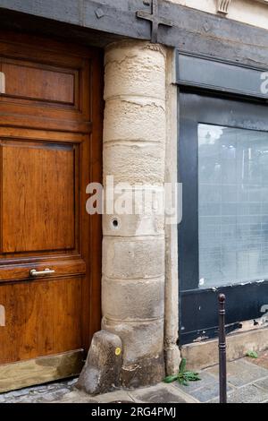 Eine der letzten vier romanischen Säulen, die es heute in Paris gibt - Saint-Aignan Chapel (wahrscheinlich der Ort, an dem Heloise und Abelard geheiratet haben) - Paris Stockfoto