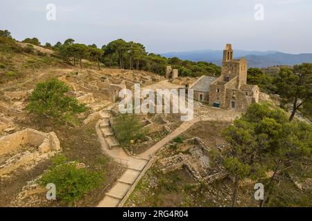 Die iberische Siedlung Santa Creu und die Kirche Santa Helena de Rodes (Alt Empordà, Girona, Katalonien, Spanien) aus der Vogelperspektive Stockfoto