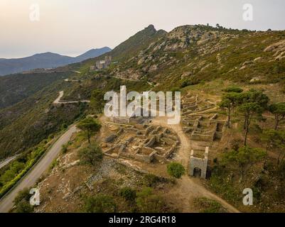 Die iberische Siedlung Santa Creu und die Kirche Santa Helena de Rodes (Alt Empordà, Girona, Katalonien, Spanien) aus der Vogelperspektive Stockfoto