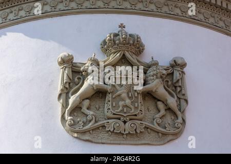 Wiesbaden: Wappen der Herzöge von Nassau über dem Schlosseingang des Stadtpalastes Stadtschloss Wiesbaden, heute Landtag in Rheingau, Stockfoto