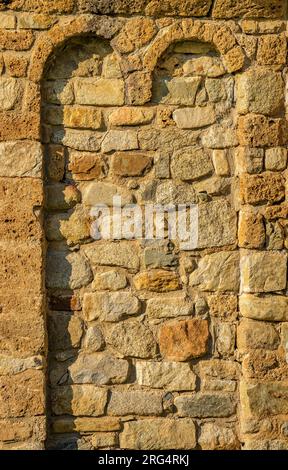 Apse der romanischen Kirche Sant Feliu de Barruera (Boí-Tal, Lleida, Katalonien, Spanien, Pyrenäen) ESP románica de la iglesia Ábside de Barruera Stockfoto