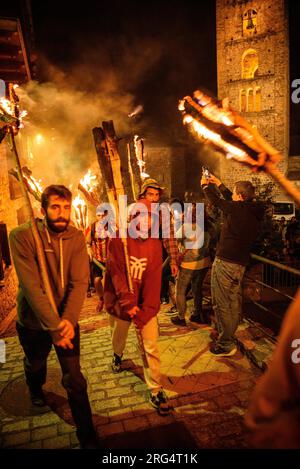 Nachbarn, die vor der Kirche des Nativitat de Durro am Abstieg von Falles von 2023 vorbeifahren (Vall de Boí, Lleida, Katalonien, Spanien, Pyrenäen) Stockfoto