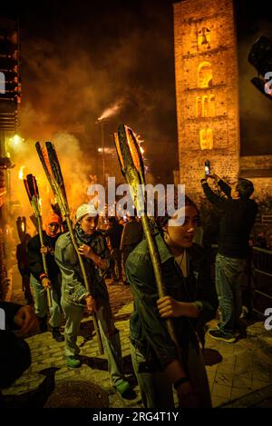 Nachbarn, die vor der Kirche des Nativitat de Durro am Abstieg von Falles von 2023 vorbeifahren (Vall de Boí, Lleida, Katalonien, Spanien, Pyrenäen) Stockfoto