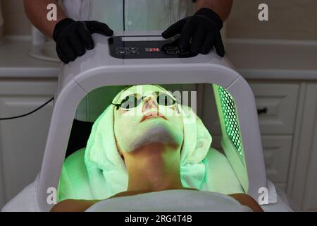 Eine Frau, die eine Gesichtsbehandlung mit LED-Therapie erhält. Stockfoto