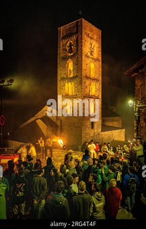 Nachbarn, die vor der Kirche des Nativitat de Durro am Abstieg von Falles von 2023 vorbeifahren (Vall de Boí, Lleida, Katalonien, Spanien, Pyrenäen) Stockfoto