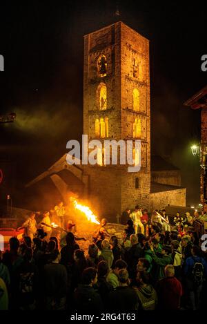 Nachbarn, die vor der Kirche des Nativitat de Durro am Abstieg von Falles von 2023 vorbeifahren (Vall de Boí, Lleida, Katalonien, Spanien, Pyrenäen) Stockfoto