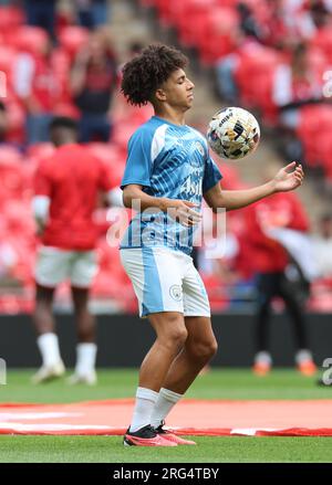 Rico Lewis von Manchester City während des Aufwärmens vor dem Spiel während DES FA COMMUNITY SHIELD Match zwischen Manchester City und Arsenal in der Wembley Street Stockfoto