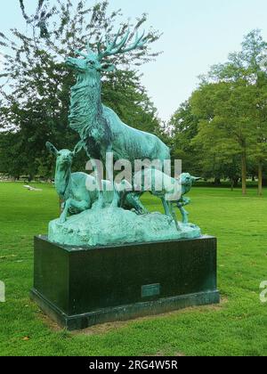 Kopenhagen King's Garden im Schloss Rosenborg (Kongens Have), öffentlicher Park: Hirsch mit Kränen, Bronzeskulptur des französischen Künstlers Arthur le Duc (1848-19 Stockfoto