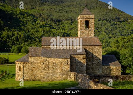 Romanische Kirche Sant Feliu de Barruera, an einem Sommermorgen (Boí-Tal, Lleida, Katalonien, Spanien, Pyrenäen) ESP: Iglesia románica de Barruera Stockfoto