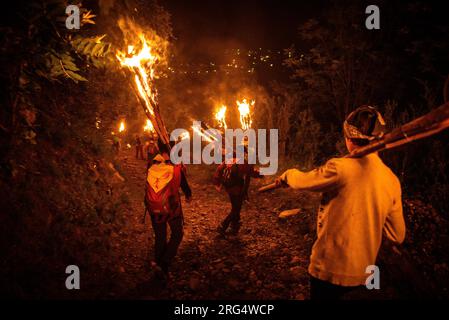 Abstieg des Falles de Durro Feuerfestes von der Einsiedlung Sant Quirc in die Stadt (Ribagorcka, Lleida, Katalonien, Spanien, Pyrenäen) Stockfoto