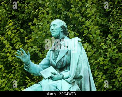 Öffentlicher Park Kopenhagen King's Garden (Kongens Have): Details der Bronzestatue von Hans Christian Andersen mit Buch in der Hand, von August V. Saabye im Jahr 1880 Stockfoto